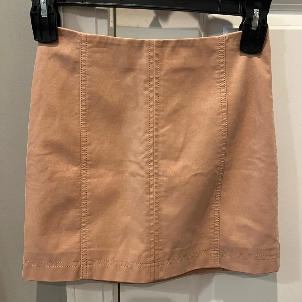 🏷️ Free People Modern Femme Vegan Leather Mini Skirt. NWOT
